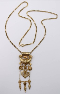 Auktion 363<br>gr. 925er Anhänger nach antikem Vorbild, vergoldet, 25,9gr., an vergoldeter Kette, L-70cm, Anh. 9,2 x 3,2cm [1]