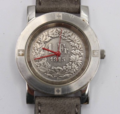 Auktion 363<br>Armbanduhr, Ziffernblatt aus 1 Franken-Münze 1945, Quarz nicht geprüft, verso Namensgravur, ca. D-3,4cm [1]
