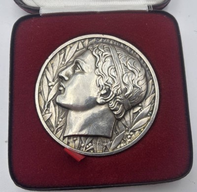 Auktion 363<br>gr. versilberte frz. Medaille  von Jean Vernon, in Etui, D-ca. 7 cm [1]