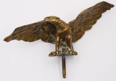 Auktion 363<br>Fahnen-Adler o.ä., wohl Bronze, älter, ca. H-10cm B-16,2cm [1]