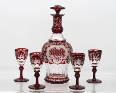 Auktion 363<br>Likörset, Böhmen, rot überfangen, beschliffen, Karaffe H-22,5cm, Gläser H-9,5cm [1]