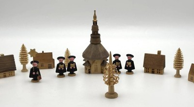 Auktion 363<br>5x Erzgebirge Kurrende-Sänger mit  5 Häuser, 1 Kirche, 5 Bäume, H-max 14 cm Kirche [1]