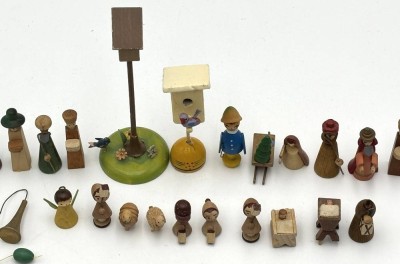 Auktion 363<br>ca. 60 Teile  alte Erzgebirge Figuren, Weihnachtsbaum-Anhänger, Pyramidenfiguren, Krippenfiguren, Teddys und Vögel mit 2 Vogelhäuschen, Schafe etc. usw. [1]