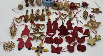 Auktion 363<br>Karton mit ca. 40 Teilen Weihnachtsbaumbehang etc, , dabei 3 Geigen, 1 Glocke etc. tw. Erzgebirge [1]
