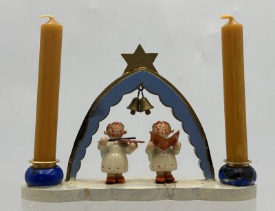 Auktion 363<br>Kerzenständer mit 2 Musikengel und Glöckchen, H-9,5 cm, B-14 cm [1]