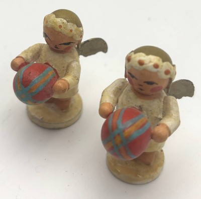 Auktion 363<br>2 Erzgebirge Engel mit Ball, H-4 cm [1]