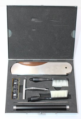 Auktion 363<br>Herren-Reiseset, in silberfarbenem Kasten [1]