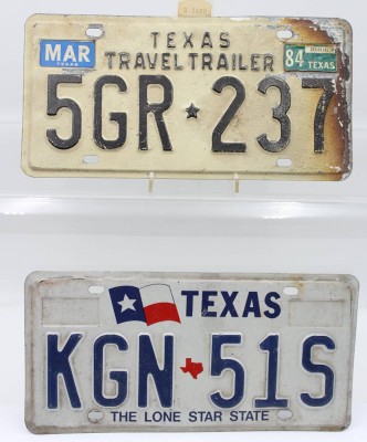 Auktion 363<br>2x amerikanische Nummernschilder, Texas, ca. 15,5 x 30,5cm [1]