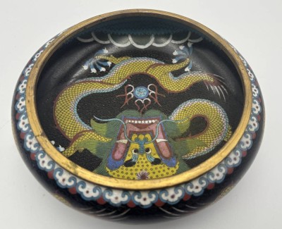 Auktion 363<br>runde Cloisonne Schale mit Drachendekor, chines. gemarkt, H-7 cm, D-20 cm [1]