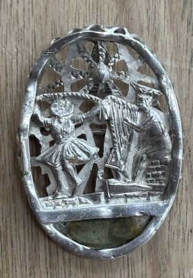 Auktion 363<br>Silber-Brosche bzw. Anhänger, Silber-925-Handarbeit, ,Harfe-Spieler und Tänzer, H-ca. 4 cm, 7,1 gr. [1]