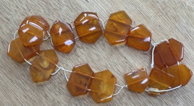 Auktion 363<br>Bernstein Zugarmband, braun, Gummi ausgeleiert, 11 gr [1]