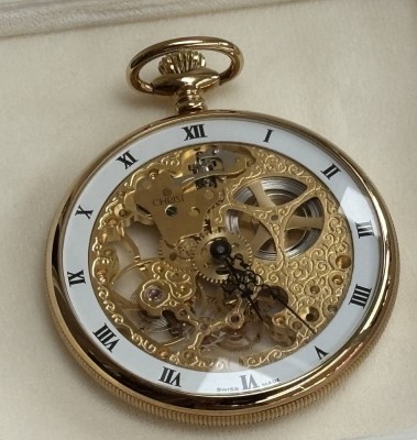 Auktion 363<br>Vergoldete, skelettierte Taschenuhr, Christ, Swiss made, beidseitig verglastes Gehäuse mit geripptem Mittelteil, weißer Zifferring mit römischen Zahlen, schwarze Zeiger, skelettiertes, reich graviertes Werk mit Ankergang, ,Ringunruh, Flachspirale und Stoßsicherung, 1980er-Jahre, D = 50 mm, Werk läuft, Kaufbeleg anbei, in OVP, neuwertig [1]