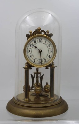 Auktion 363<br>Jahresuhr unter Glassturz, Werk defekt (wohl überzogen), älter, ca. H-30cm [1]