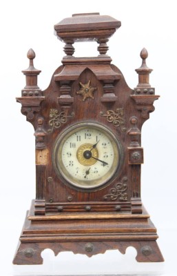 Auktion 363<br>Tischuhr um 1900 mit Spieluhr, Werk steht wohl, Spieluhr läuft, Gehäuse mit Fehlteilen, ca. H-27,5cm B-17cm [1]