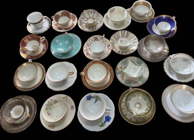 Auktion 363<br>21x komplette , 3 tg. Sammelgedecke, einige einzelne Kuchenteller anbei, ca. 70 Teile, div. Manufakturen, hpts. 60/70-er Jahre [1]