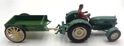 Auktion 363<br>Siku Traktor mit kl. Anhänger, grün, mit Fahrerfigur, 1:32 [1]