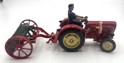 Auktion 363<br>Siku Traktor mit Schlepprechen, 1:32 [1]