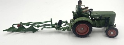 Auktion 363<br>grüner Siku Traktor mit Pflug, 1:32 [1]