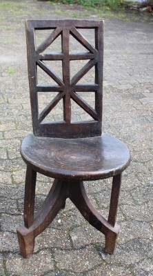Auktion 363<br>wohl Äthiopien, Häuptlings-Stuhl der Gurage oder Arussi, älter, H-89cm Sh-48cm B-43cm [1]
