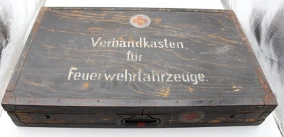 Auktion 363<br>gr. Verbandskasten für Feuerwehrfahrzeug, älter, Alters-u. Gebrauchsspuren, 40 x 69 x 12cm [1]