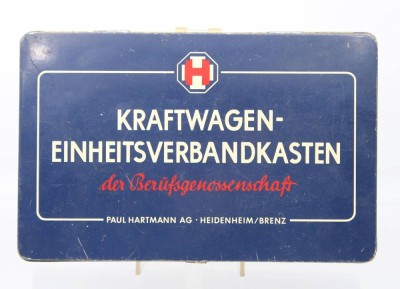 Auktion 363<br>Kraftwagen-Einheitsverbandskasten der Berufsgenossenschaft, älter, ca. H-7cm, B-25,5cm, T-16,5cm [1]