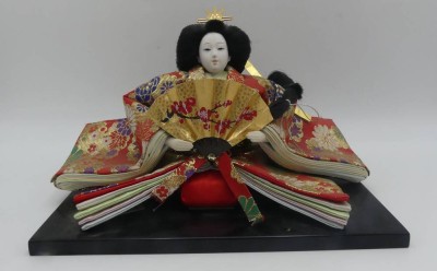 Auktion 363<br>3x div. japanische Geisha-Puppen, 1x sitzend, 2x stehend, max. H-31 cm, einmal fehlt Hand [1]