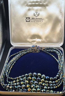 Auktion 363<br>Glasperlen Collier, irisierend, wohl Böhmen, 5-reihig mit grosser Schliesse, wohl Gablonz? in Kasten, 50/60-er Jahre [1]