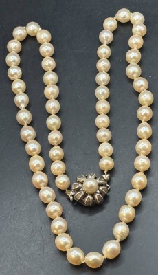 Auktion 363<br>kurze Perlenkette mit Silberschliesse, L-ca. 50 cm, Perlen D-ca. 6 mm [1]