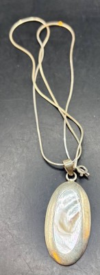 Auktion 363<br>Silber-Schlangenhalskette mit Anhänger-925-, Perlmutt, L-45 cm, Anhänger H-4,5 cm, 8,9 gr [1]