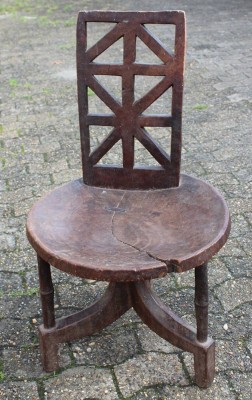 Auktion 363<br>Häuptlingsstuhl wohl Äthiopien , älter, Sitzfläche mit Riss, ca. H-91cm B-53cm Sh-47cm [1]