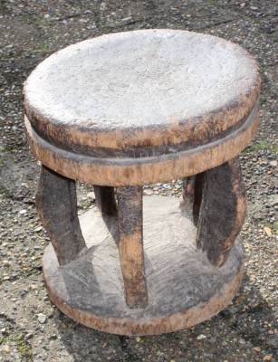 Auktion 363<br>kl, antiker afrikanischer Hocker, Altersspuren, H-28,5cm D-24,5cm [1]