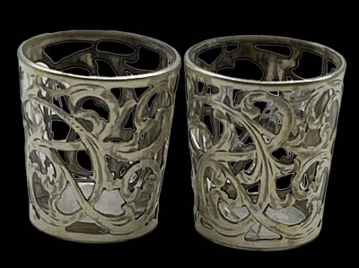Auktion 363<br>2x kl. Vodkabecher mit massiven Silber Overlay, 1x Glas beschädigt, H-4,5 cm [1]