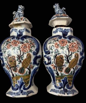 Auktion 363<br>Paar antike Deckelvasen, Delft um 1690, signiert Adrian Pynacker, div. Abplatzer etc.,  mit Deckelschutzvorrichtung, H-25 cm [1]