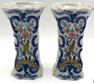 Auktion 363<br>Paar antike Vasen. Delft um 1700, signiert Rote Pinselmarke APK (Pieter Adriaen Kocks).Relief und Vogeldekor, mit Glasurabplatzern [1]
