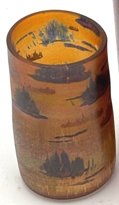 Auktion 363<br>kl. Stangenvase mit Silhouetten, unleserl. signiert [1]