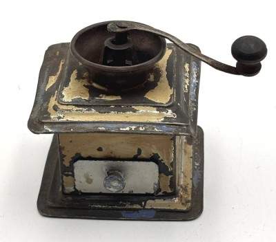 Auktion 363<br>kl.Blech  Puppen-Kaffeemühle, Farbe berieben, H-8 cm, Stand 7x7 cm [1]