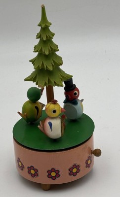 Auktion 363<br>kl. Spieluhr, wohl Erzgebirge,  mit Enten, H-18 cm,  D-8 cm, Werk läuft [1]