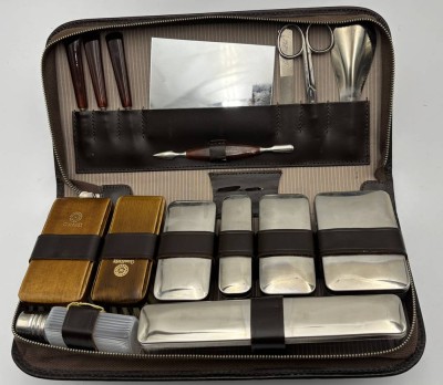 Auktion 363<br>Vintage Reise  Necessaire neu und unbenutzt in Etui, wohl 60-er Jahre, ca 27x14 cm [1]