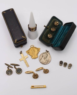 Auktion 363<br>Konvolut mit div. Schmuck u. Medaillen, älter, meist Frankreich [1]