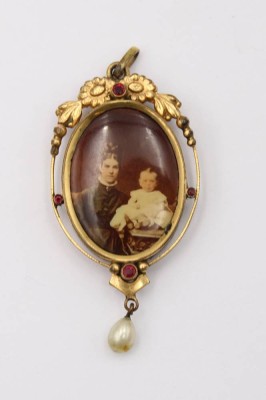 Auktion 363<br>Fotomedaillon um 1900, wohl Doublé, Perlchen und Rubine, L-5,5cm [1]