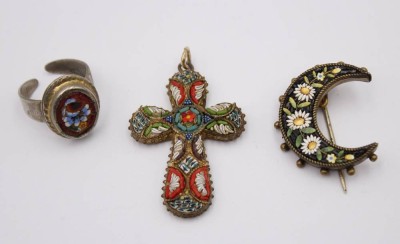 Auktion 363<br>3 Teile  antiker Mosaik-Schmuck, wohl Italien, Ring, Kreuzanhänger und Brosche, Anh. L-3,5cm [1]