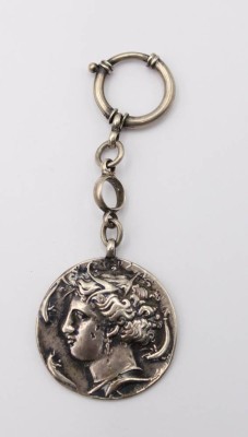 Auktion 363<br>alter Schlüsselanhänger oder Chatelaine, Medaille mit altrömischen Motiven, Silber gepr., 21,1gr., L-9cm [1]