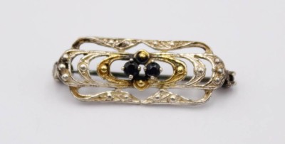 Auktion 363<br>kl. Brosche, 835er Silber, mit Saphiren, teilw. vergoldet, 1,9gr., L-2,5cm [1]