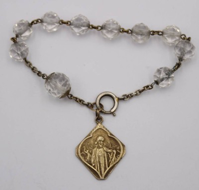 Auktion 363<br>Armband mit christl. Anhänger, Glas, Anhänger datiert 1908, ca. L-20cm [1]