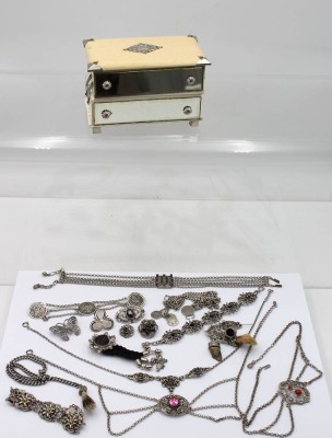 Auktion 363<br>kl. Schmuckkasten, befüllt mit Modeschmuck, Kasten H-9,5cm B-15,5cm T-9,5cm [1]