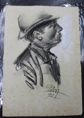 Auktion 363<br>monogrammierte Kohlezeichnung, AVM'92, Mann mit Melone, ungerahmt, Blatt stockfleckig, BG 31,8 x 22cm [1]