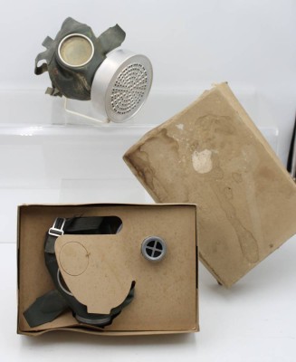 Auktion 363<br>2x Volksgasmasken, 1x in orig, Karton, Altersspuren [1]
