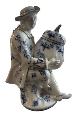 Auktion 363<br>sitzender Kavalier mit Gelee-Topf, 