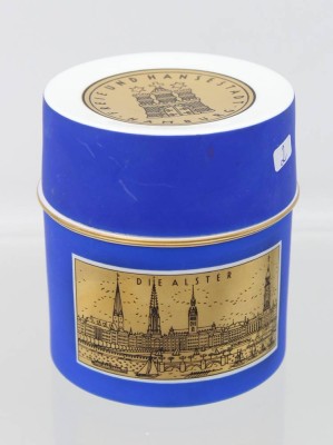 Auktion 363<br>Teedose, Fürstenberg,  Freie Hansestadt Hamburg, Die Alster /Der Hafen, ca. H-10,2cm D-9,5cm [1]