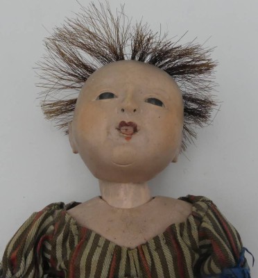 Auktion 363<br>kl. Wackelkopf?-Massepuppe, wohl China, bespielte, beschädigte Erhaltung, H-25 cm [1]